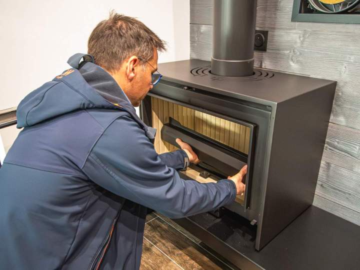 Nous installons les inserts de cheminée.